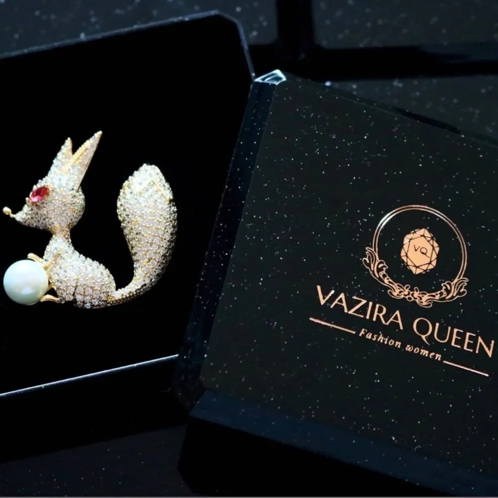 VQ Frog Brooch - Picture 6 of 6